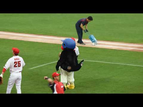 2017/05/24 ヤクルト戦＠ズムスタ つば九郎、新井・菊池に挨拶