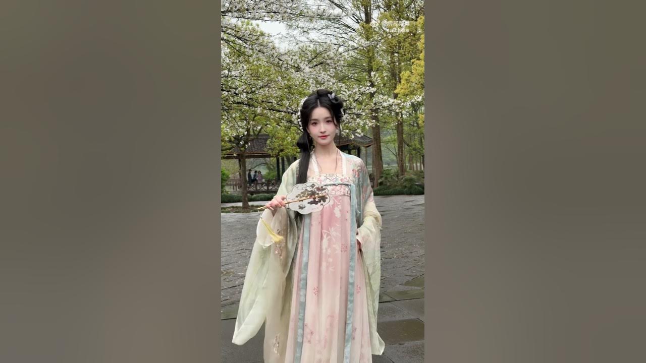 Falling Flowers and Falling Monarch 🌸 #hanfu #汉服hanfu #chineseclothing #hanfudress Falling Flowers and Falling Monarch 🌸 #hanfu #汉服hanfu #chineseclothing #hanfudress