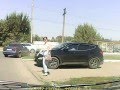 Россошанский автохам едва не зацепил девушку на тротуаре