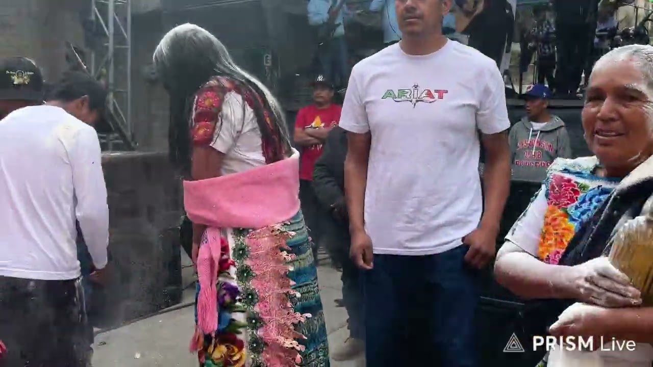 Llevada de pan ala casa de la novia por la familia Sebastian Magaña. 