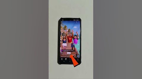 Lihat apa yang dilakukan gadis ini di ponselnya #lucu #tiktok #celana pendek #sihir