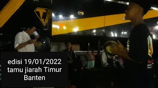 Ngamen di parkiran bus sunan gn jati