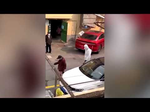 The 95-year-old old lady in Shanghai swiped the screen, jumped over the wall, seized the weapon!