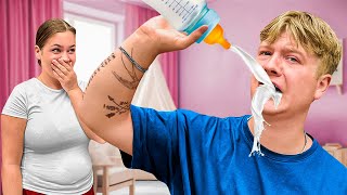 Tobias smager min modermælk…