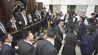רבני ישיבת &#39;אבני נזר&#39; בריקוד עם מרן רה&quot;י הרב זמיר כהן שליט&quot;א במעמד ההקפות שניות בהיכל הישיבה | תשפ&quot;ו