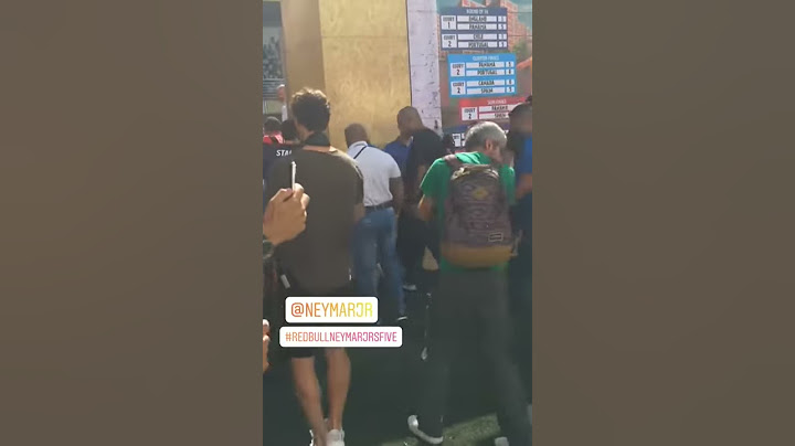 Neymar entrando no estádio
