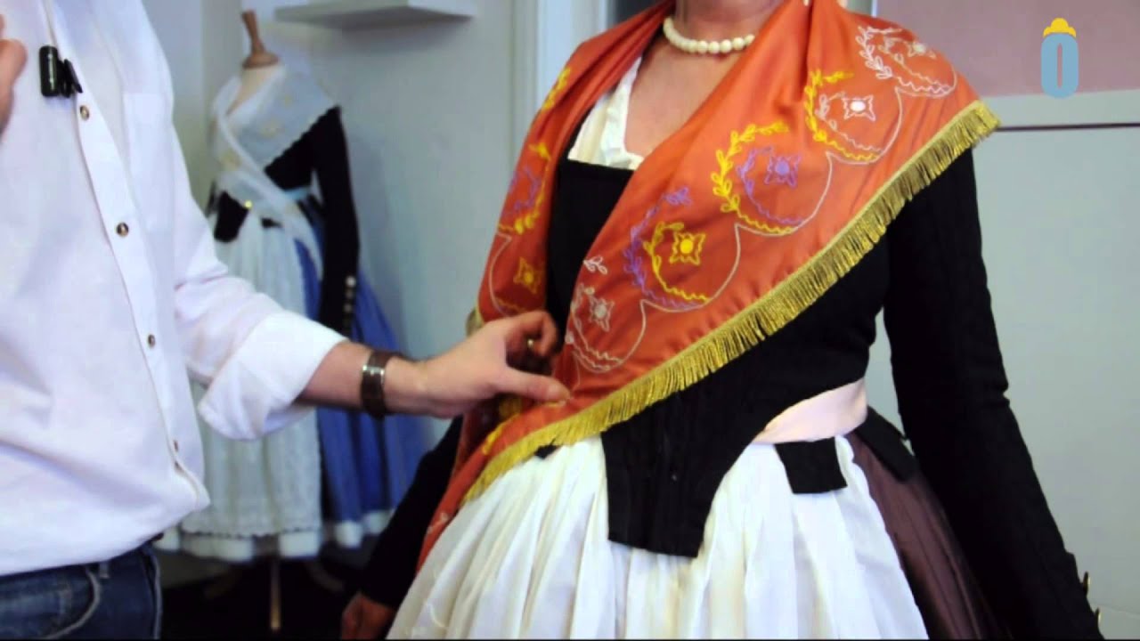 Col·locació del mocador de pit - CAP 5 Col·locació creuat- Color