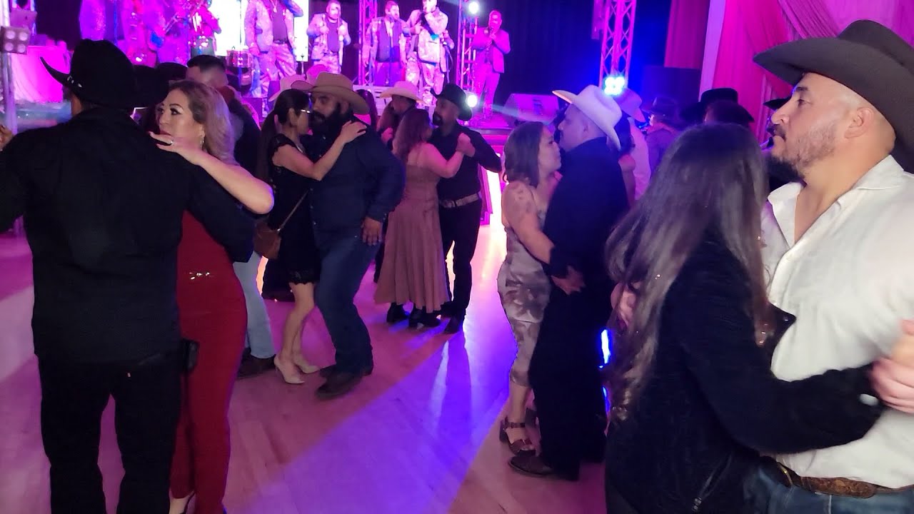 BANDA EN VIVO TOCANDO Y TODOS BAILAN EN LA QUINCEAÑERA
