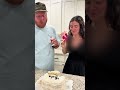 彼女はケーキをひと口かじって...