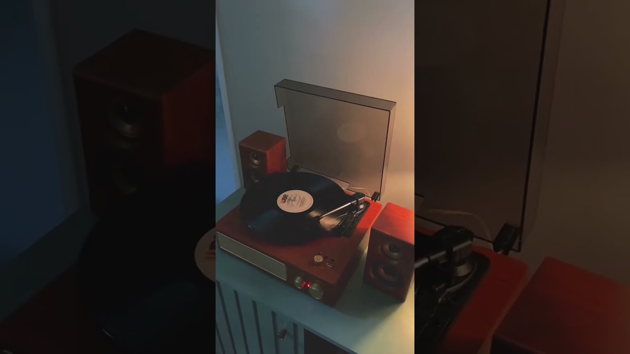 Vitrola Raveo Studio plus com caixas de som