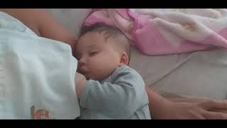 Maitê E Mamãe. Maitê Fica Agarrada No Peitinho Mamando, Tem Sonífero Nesse Peitinho Maitê?