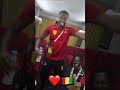 Les joueurs guinenilaix moriba et pascal feindouno avec cont danse m