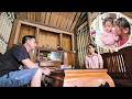 Hoi went to see his mother and asked her to talk to Thu about the wedding preparations.