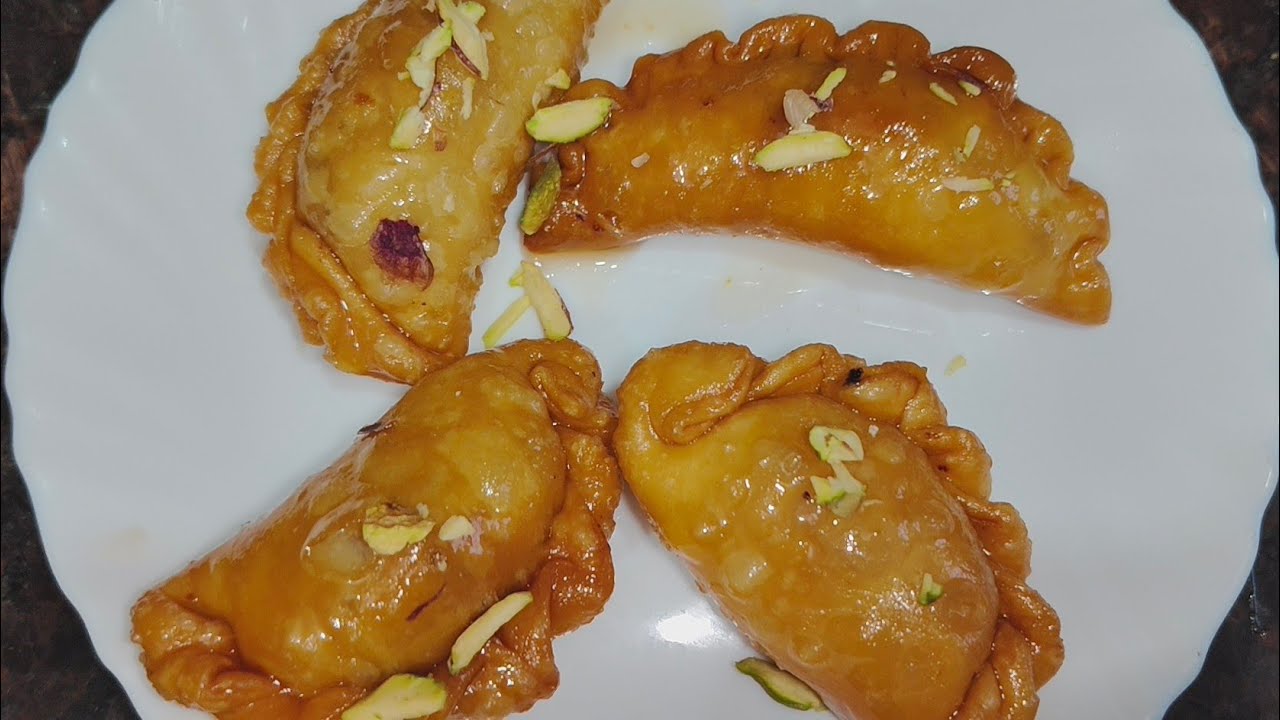 बिना सांचे के भी एकदम परफेक्ट बनती है, और वो भी बचे हुए दूध से। Mawa Gujiya Recipe. Priti Recipe 🤗