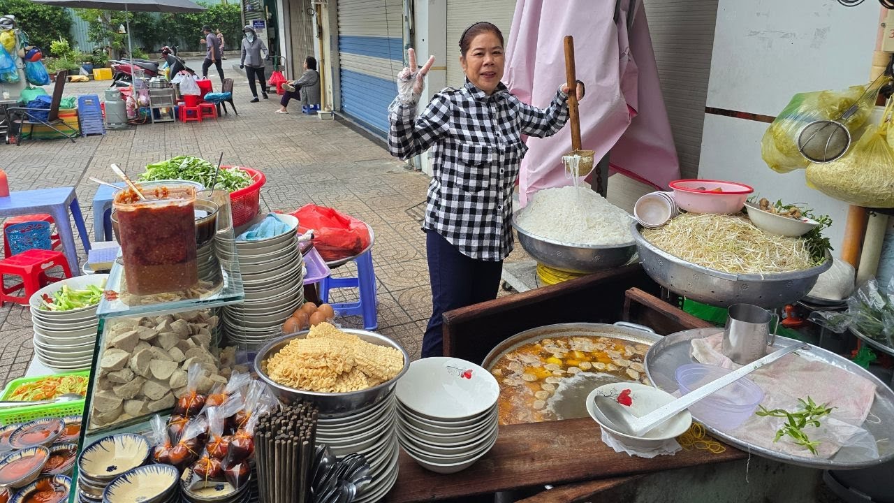 Tiệm phở gân chân bò, món ngon cay xé miệng ở Thương Xá Đồng Khánh Sài Gòn