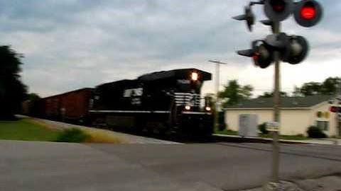 Long Hood Forward ES40DC Takes a Local East out of Tipton