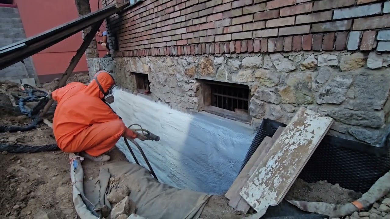 Izolacja fundamentów na bogato, czyli pianka PUR zamkniętokomórkowa plus polimocznik.