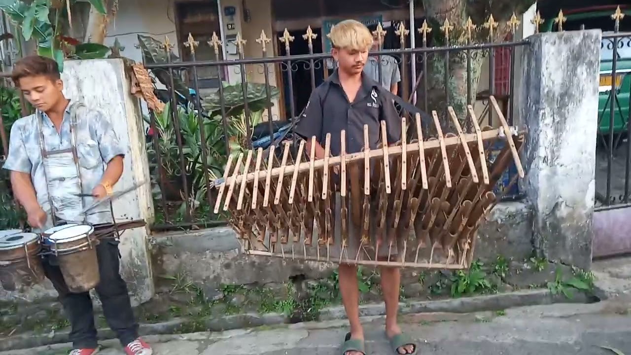 kasian bawa anak kacil.demi sesuap nasi.semoga berkah