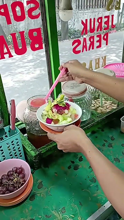 Membuat Sop Buah khas Cirebon