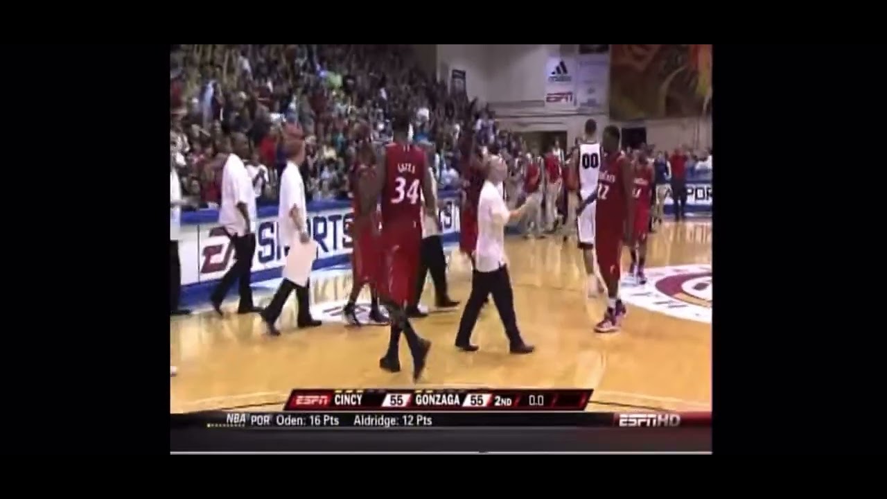 2009 Maui Invitational: Gonzaga C Robert Sacre gets away with an obvious foul vs Cincinnati