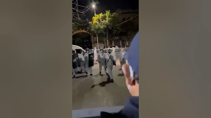 11月1日晚 甘肃兰州七里河事件：一个3岁小孩无法就医去世了，引发冲突，特警进场压制 - 天天要闻
