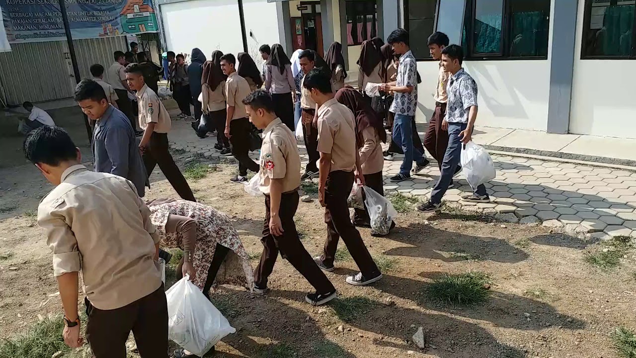 Siswa mengambil sampah YouTube