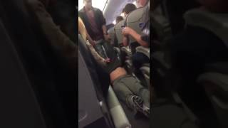 Video Penumpang United Airlines Diseret Keluar, Apa yang Sebenarnya Terjadi?