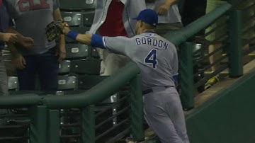 KC@CLE: Gordon runs down fly ball, runs into railing
