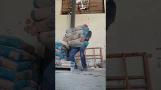 a primeira vez que levantei 4 sacos de cimento no braço #shorts#shortsfeed#obra#viral#viraliza#video