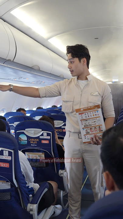 Pramugara ganteng safety briefing penumpang di pjntu darurat