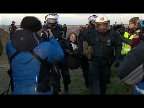 Шведскую экоактивистку Грету Тунберг унесли с акции протеста в Лютцерате