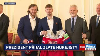 Petr Pavel přijal na Pražském hradě české hokejisty. Hadamczik mu dal zlatou medaili
