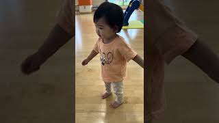 1歳3ヶ月の踊り途中お腹叩くのかわいい