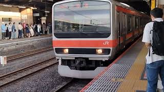 E231系0番台MU12編成が車庫に入る回送列車として警笛を鳴らして大宮駅11番線から発車するシーン(2754M)