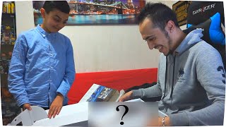 J'OFFRE UNE FAUSSE PLAYSTATION 4 A MON FRÈRE J'OFFRE UNE FAUSSE PLAYSTATION 4 A MON FRÈRE