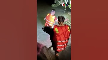 Kịp thời giải cứu nhóm thanh niên mắc kẹt giữa dòng nước chảy xiết