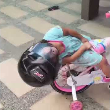 BIKIN NGAKAK  gara gara pake HELM anak ini jatuh dari sepedah 😁😁