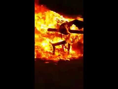 الفنان أبو هلال يحرق أشرطته وتاريخه الفني