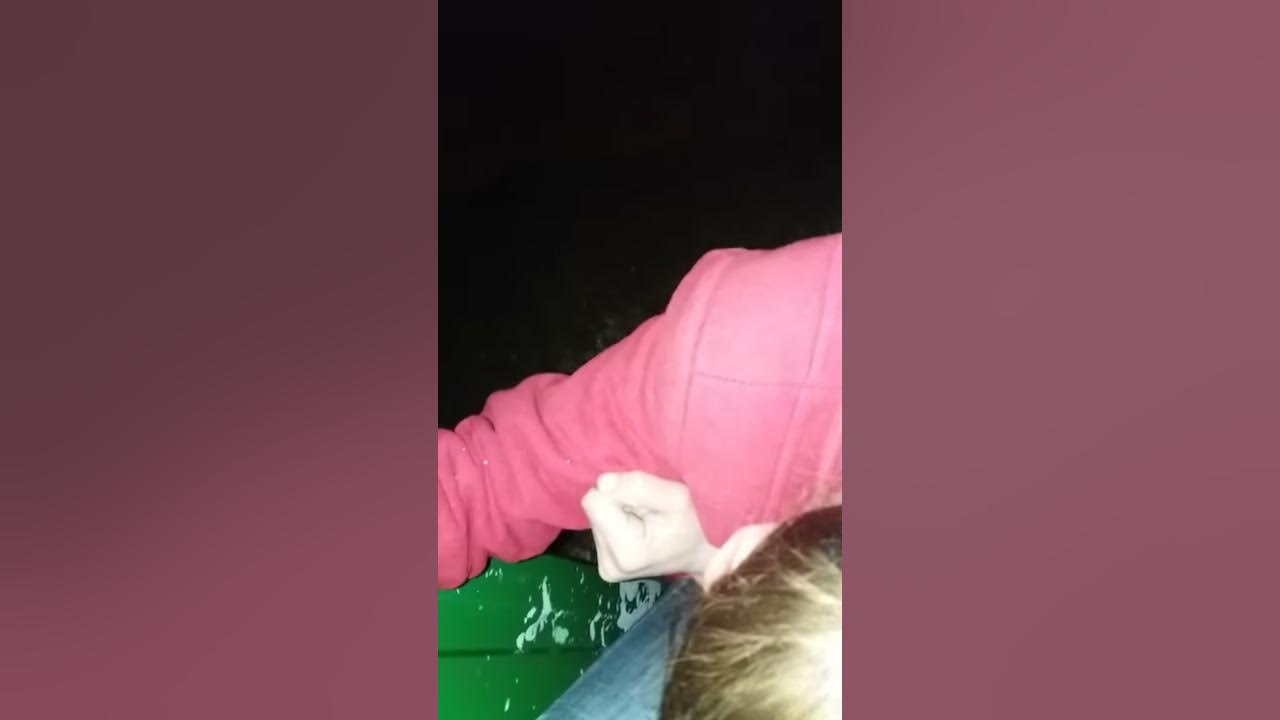 Прикол пьяная соседка застряла на заборе. - YouTube