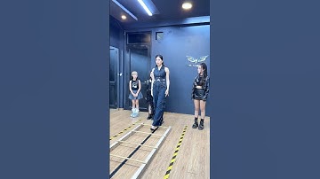 Luyện khoảng cách bước chân cho 3 mẫu nhí. Luyện bước đi đẹp để trình diễn