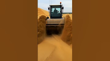 🚜 RC Road Grader in Action! Massive Sand Moving Power! 🏜️