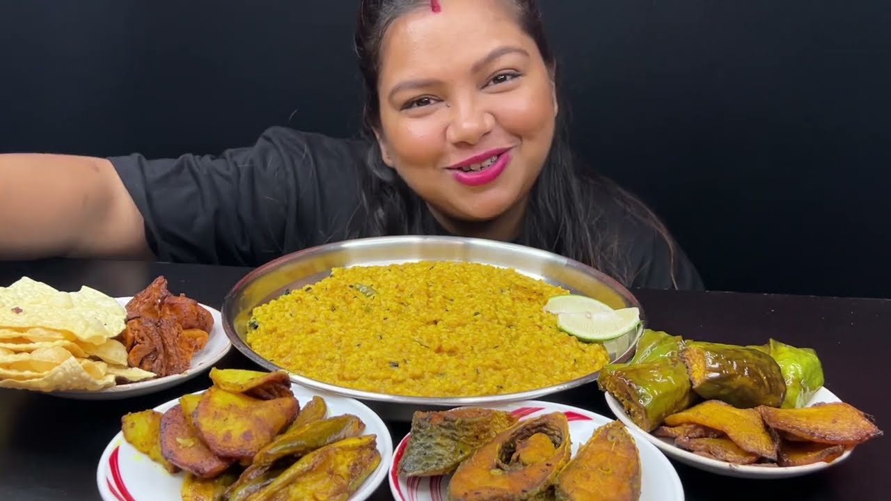 Bigbites, Eating Khichri With Ilish Fry, Alu vaja, Potol Vaja, Fulkopir Pakora, Begun vaja, ।।