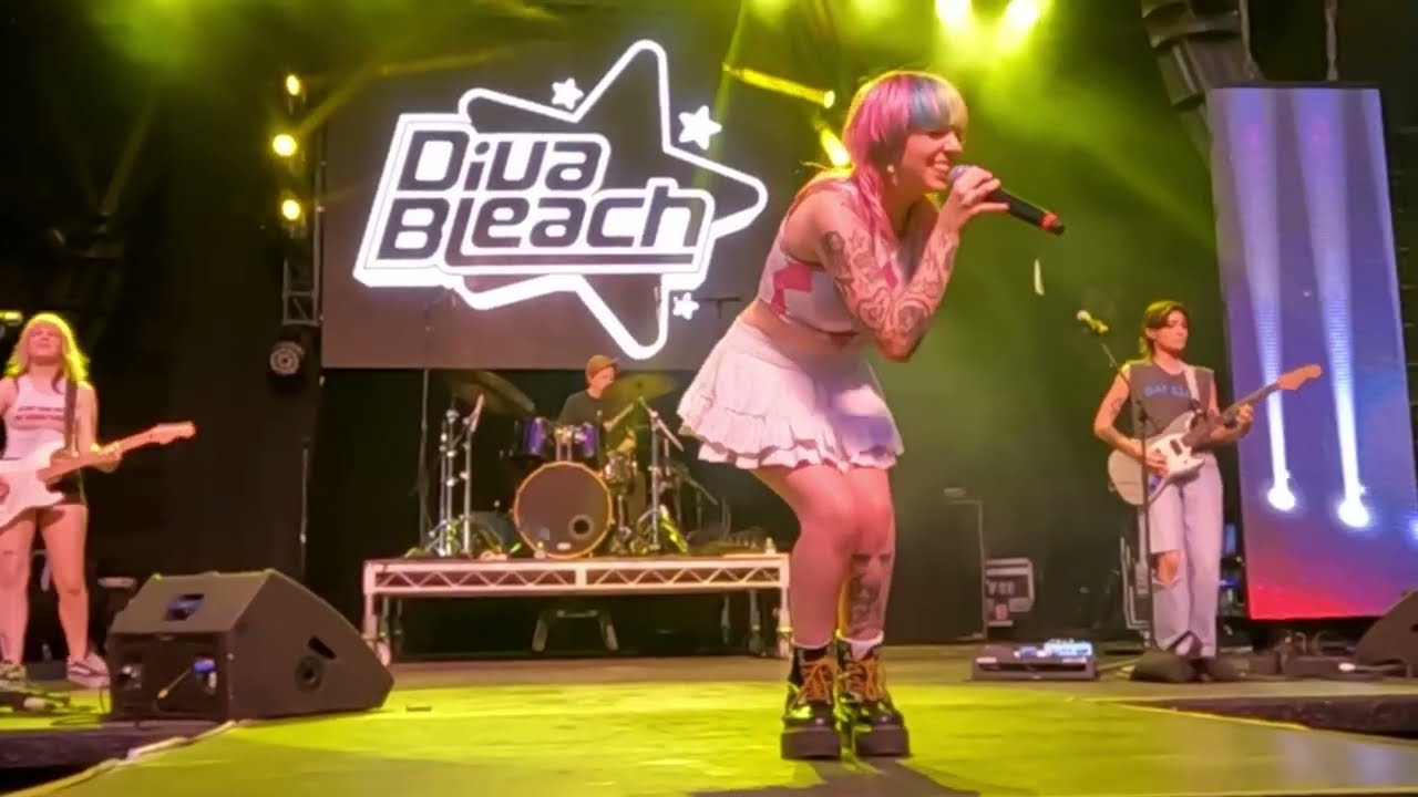 Diva Bleach live in Las Vegas: 'Torn In Two' onstage downtown in front of a crowd that came to party