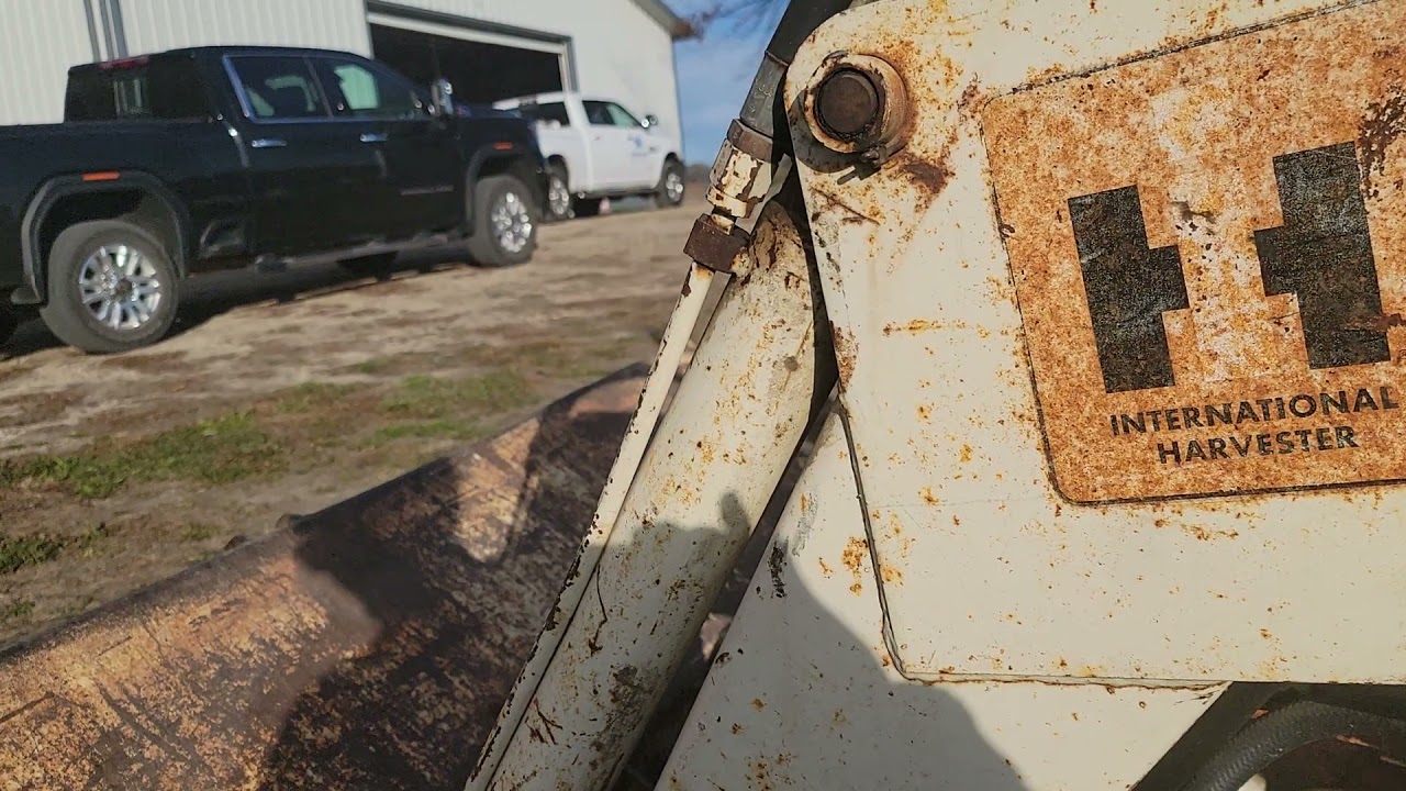 Lot 9H 1956 Farmall 400 with International 200 Loader