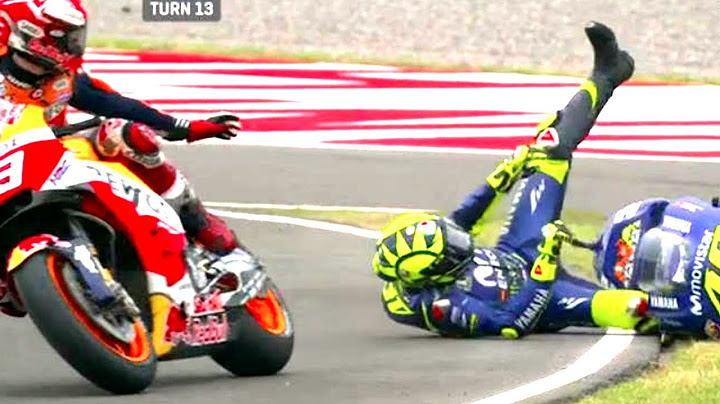 MOTOGP MARQUEZ BUTTA GIU' VALENTINO ROSSI SCONTRO IN PISTA E FUORI