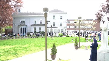 Thánh Hoa, rước kiệu dâng hoa cho Đức Mẹ Maria.