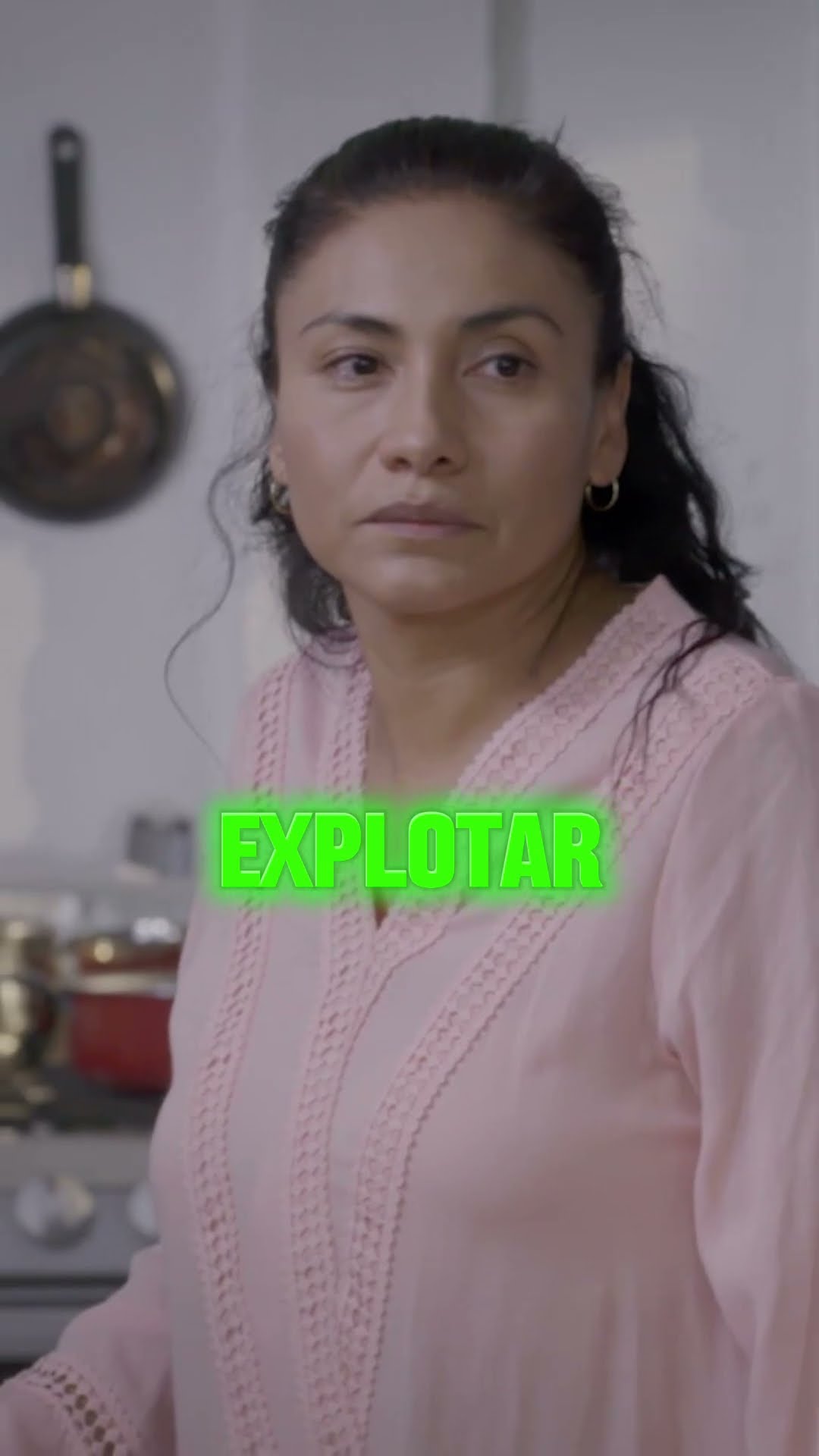 ? ? Llega de malas pero su mamá le preparó un rico  pozole rojo #LaRosaDeGuadalupe