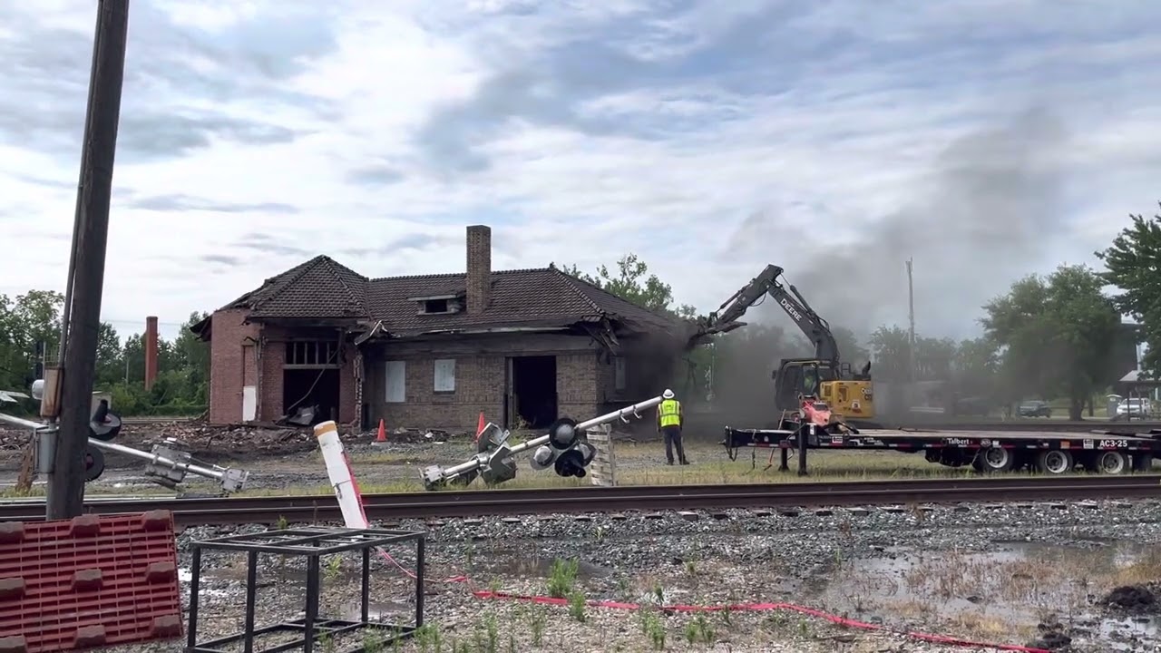 CSX crews demolishing the Deshler, Ohio Depot YouTube