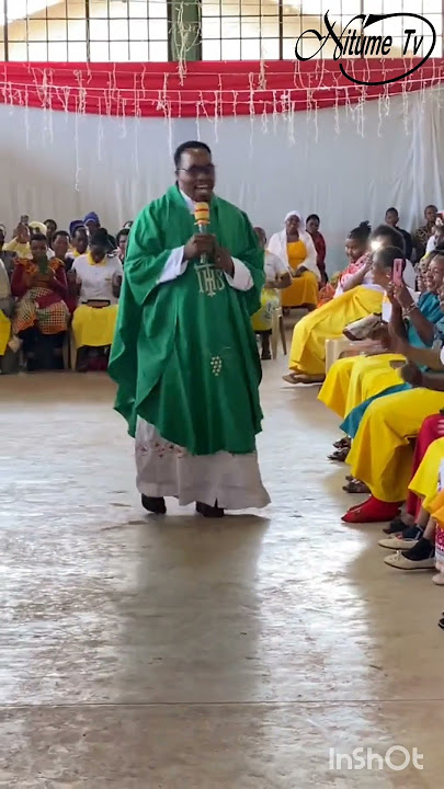 TAZAMA: Padre akiimba wimbo kwa umaridadi mkubwa Sana akiwa kanisani 😃