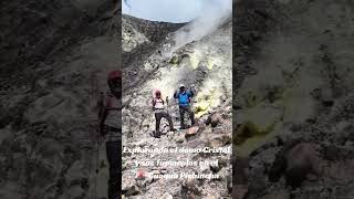 Explorando en el Crater del Volcán Guagua Pichincha